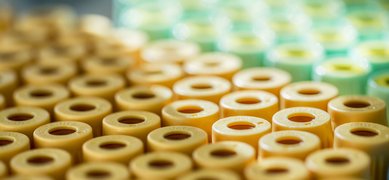 Samling av provrör med gul kork