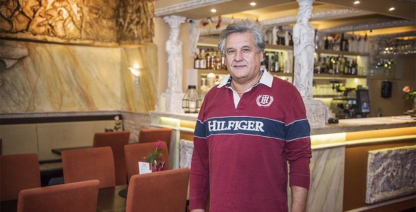 Zoran Ostovic måste bygga om utserveringen om han ska kunna välkomna gäster där i vinter. 