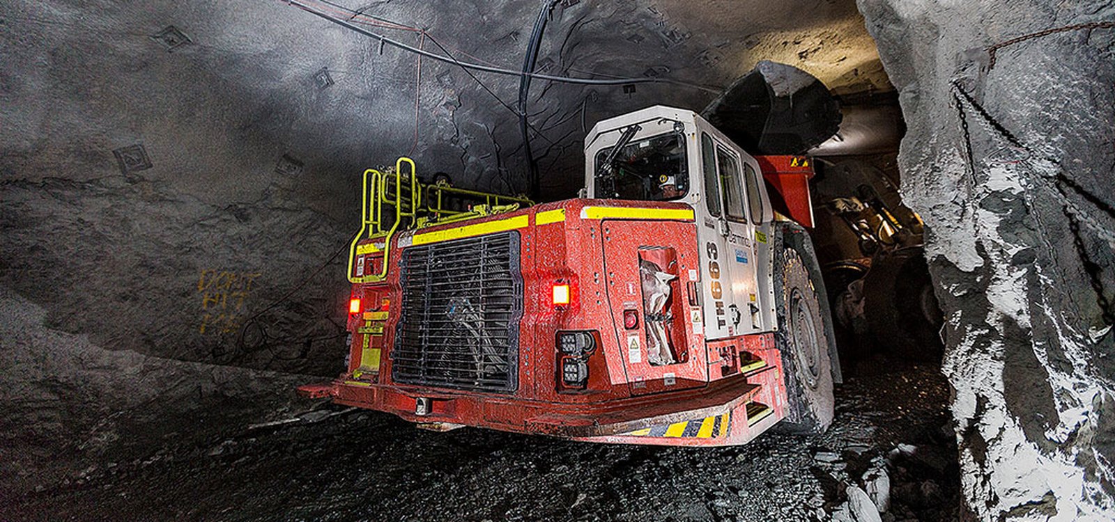 One metre of clearance on either side is more than enough for the Sandvik TH663 in the narrow tunnels at Sunrise Dam. 