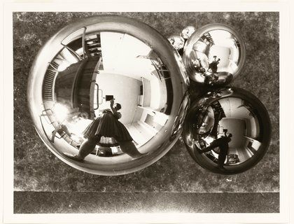 Marianne Brandt, Selbstporträt mit Kamera im Atelier in der Kugel gespiegelt, Bauhaus Dessau, 1928-1929, Bauhaus-Archiv Berlin.