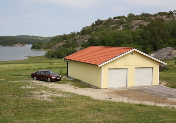 Yellow exterior utilizing easy drainage options