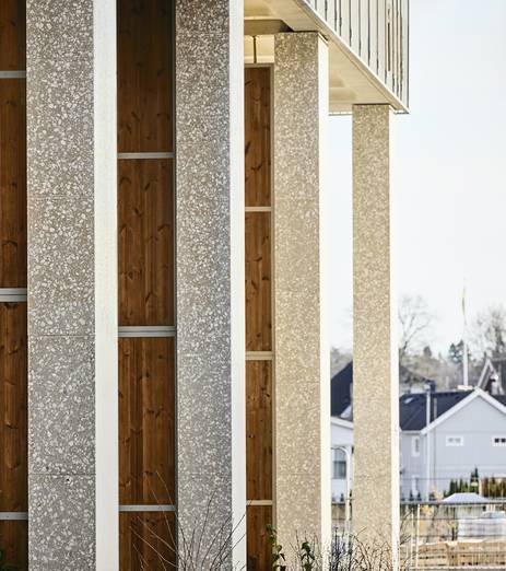 Sten, glas och trä i fin kombination är fasadens signum