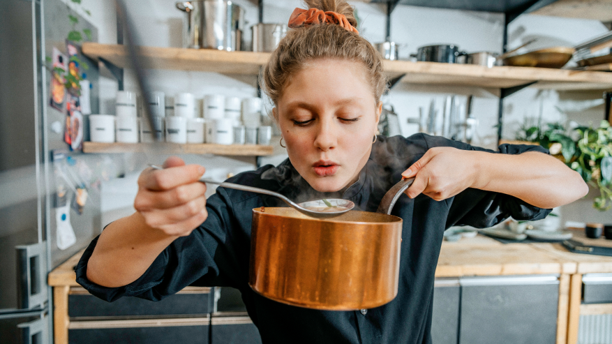 Kock lagar mat i en restaurang för Yabie kassasystem används