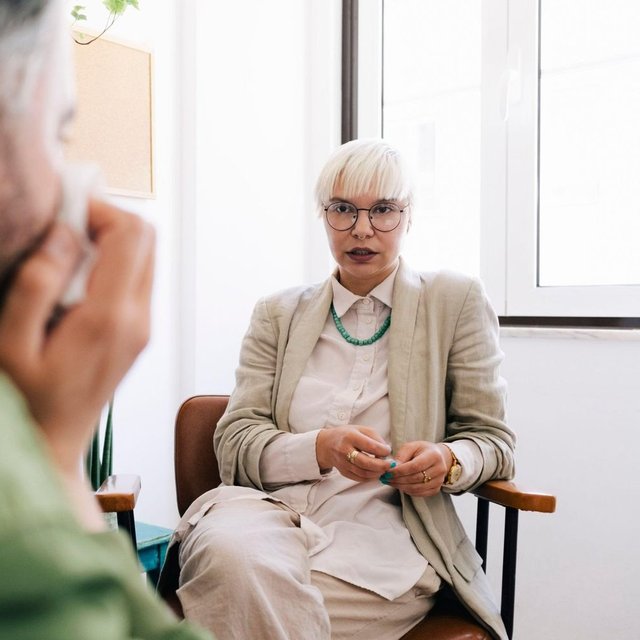 Psykolog i samtal med en patient