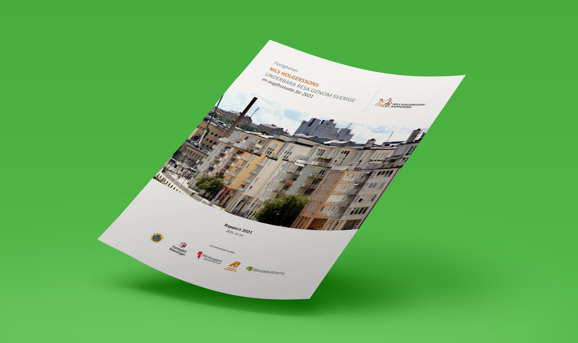 Rapport fr&aring;n Nils Holgerssons unders&ouml;kning om underbara resor genom Sverige 2021, visad som ett mockup p&aring; gr&ouml;n bakgrund.
