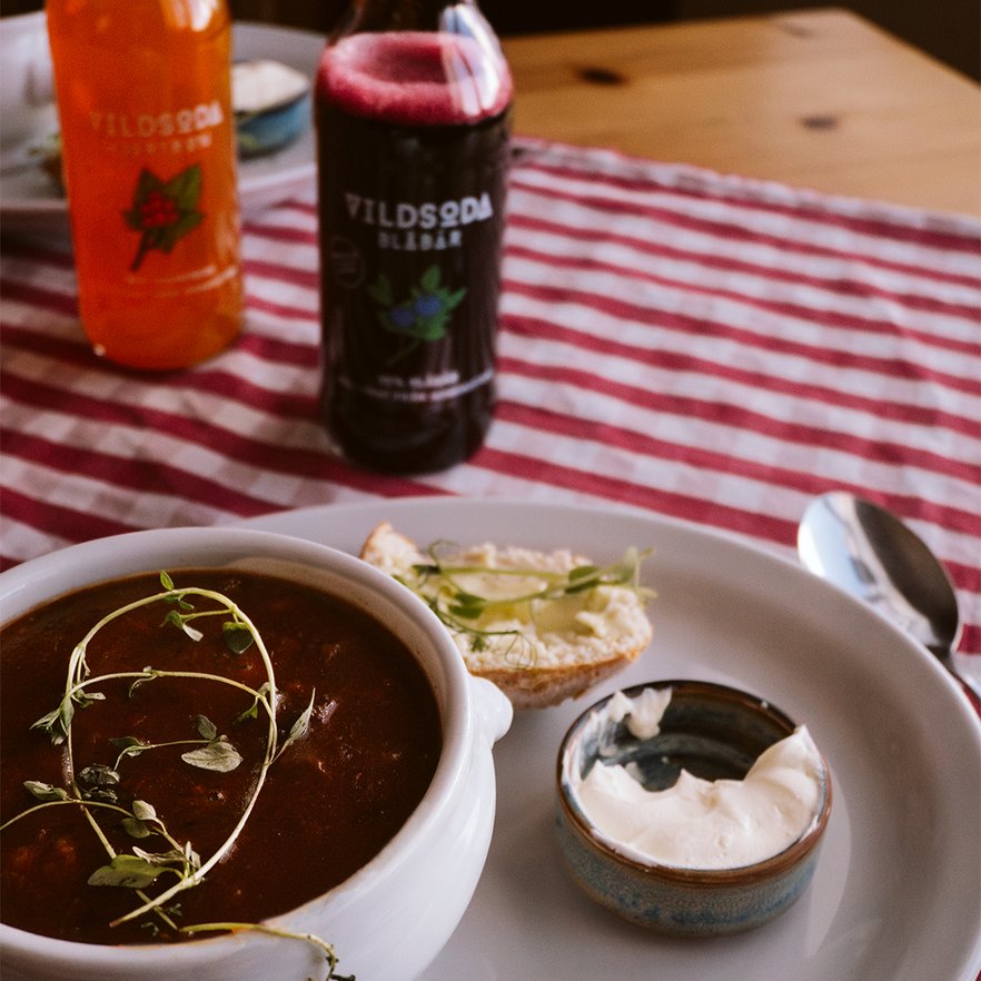 vildsoda och gulaschsoppa garnerad med timjan och creme fraiche p&aring; sidan