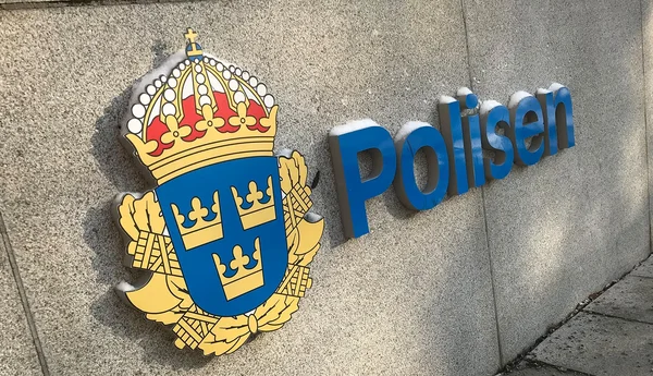 Polisens märke på en stenvägg.