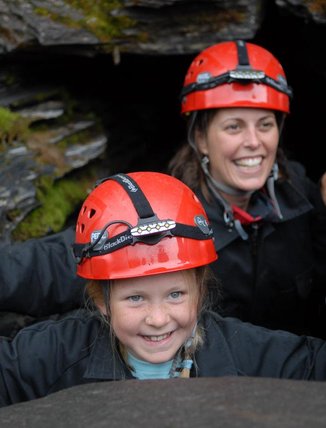 ett barn med sin mamma p&aring; grott&auml;ventyr i K&aring;ppas grottorna