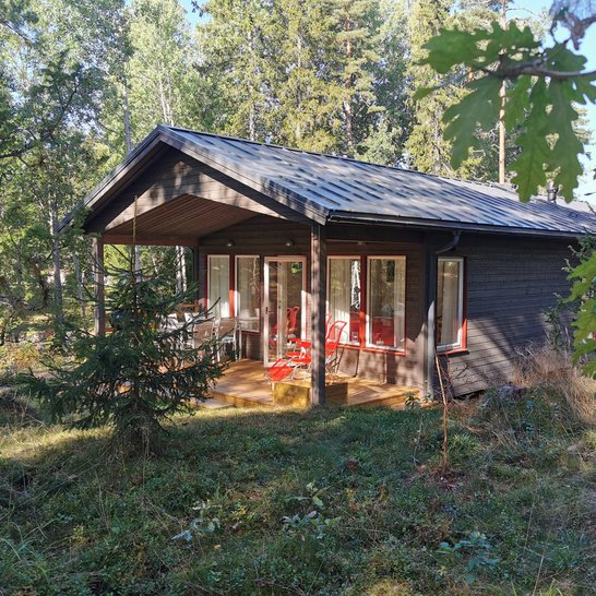 Fritidshus i skogen med Saxtakstolar
