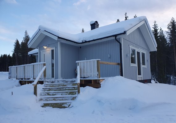 Litet fritidshus med entré i vinkel