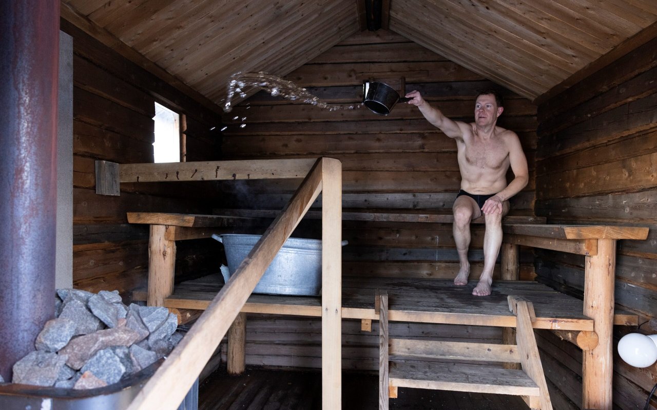 Person som kastar ånga i bastun i Kukkolaforsen