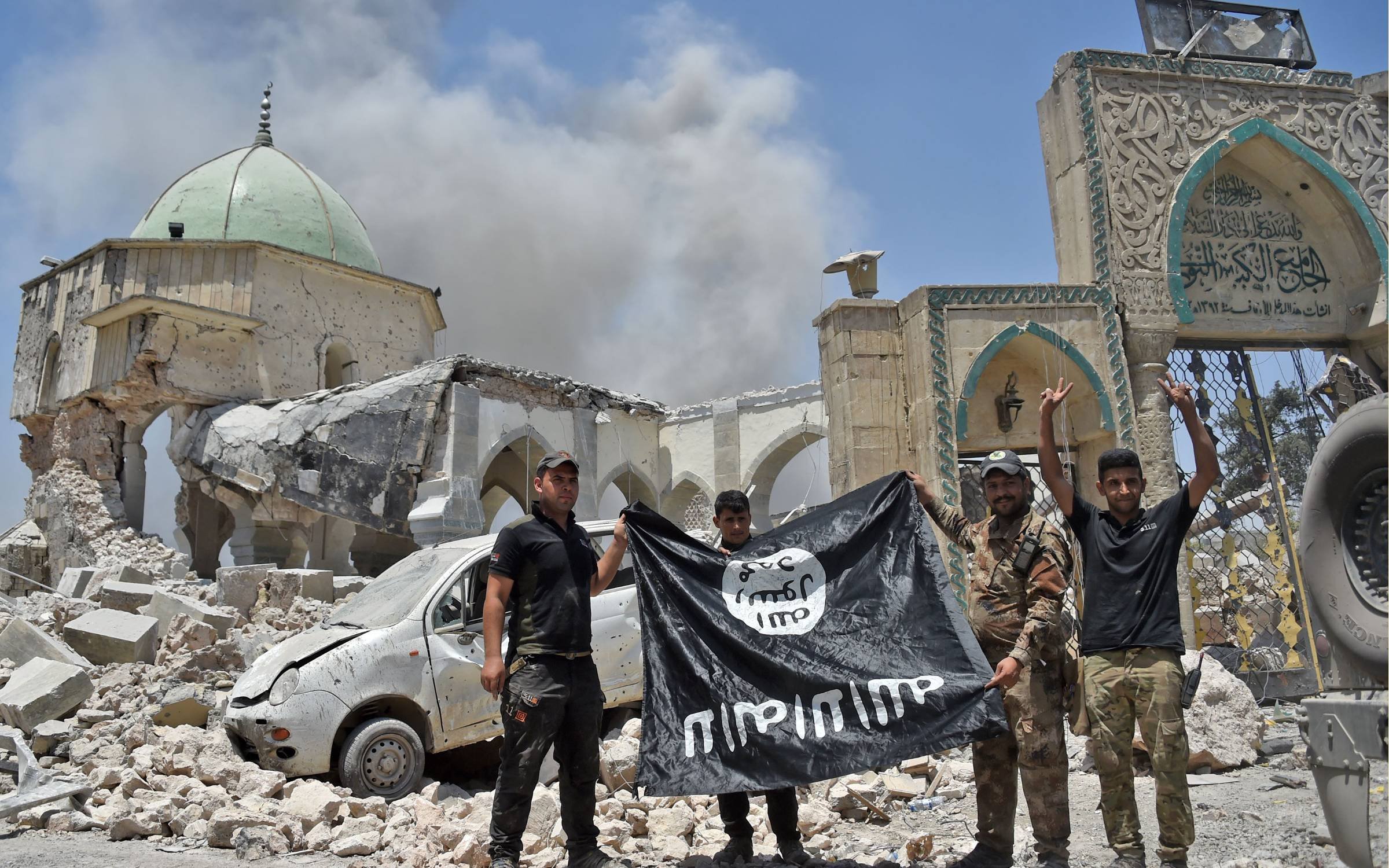 TOPSHOT - A member of the Iraqi Counter-Terrorism Service (CTS) raises the victory gesture