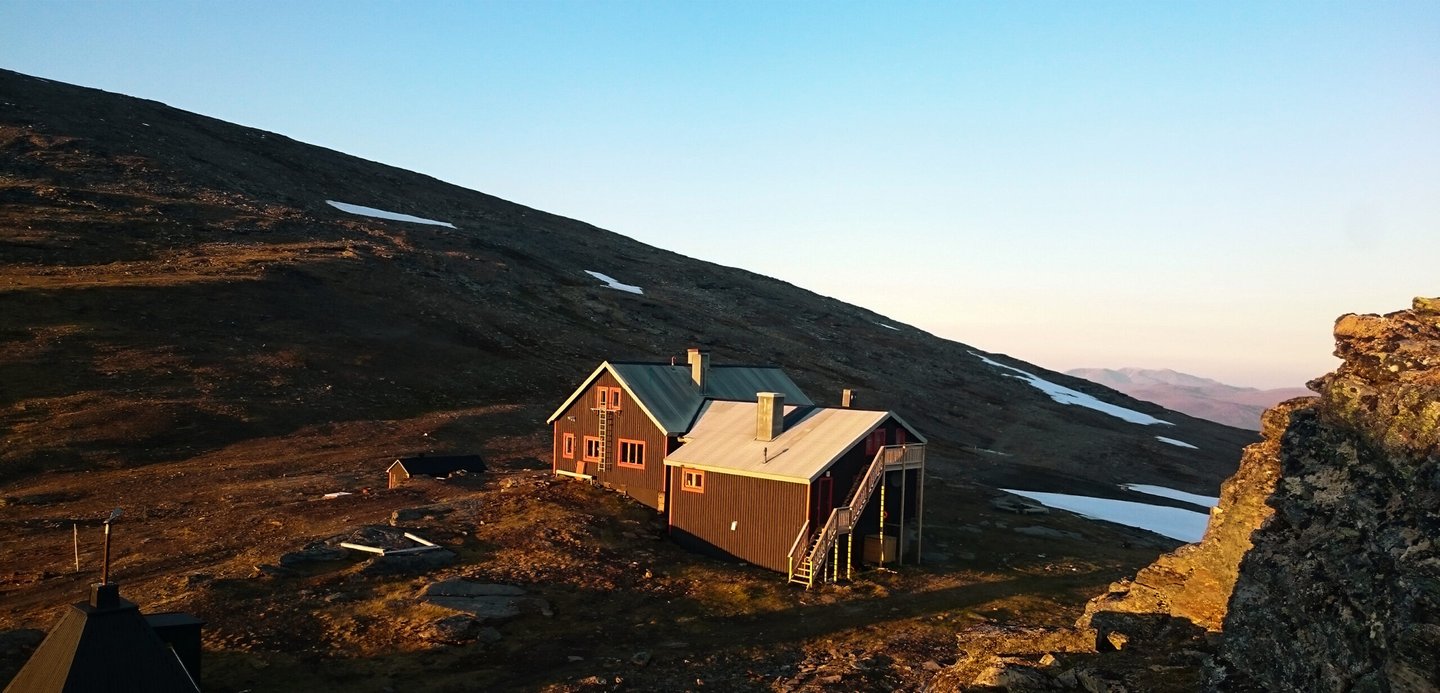 L&aring;ktaj&aring;kko fj&auml;llstation i midnattssolen