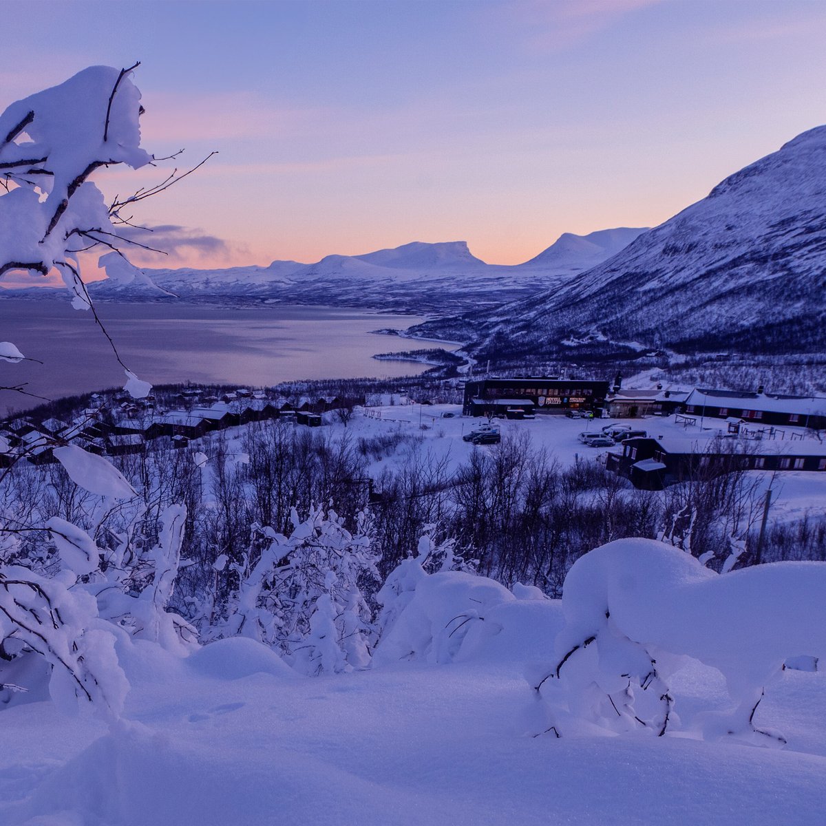 Lapporten och Hotell Fj&auml;llet under polarnatten