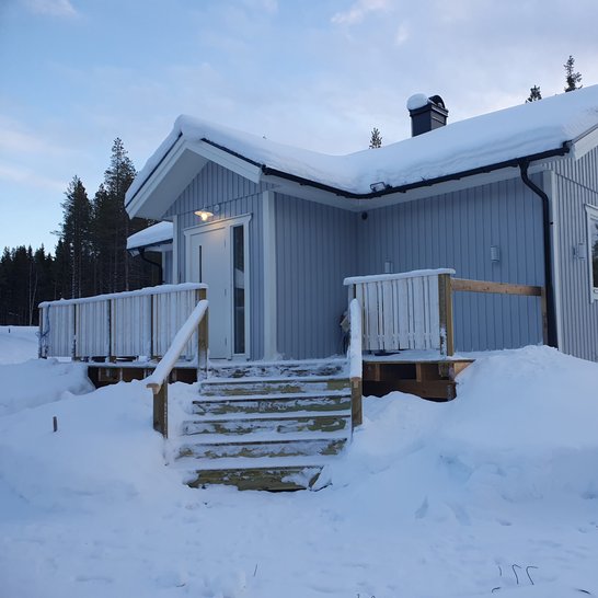 Litet fritidshus med entré i vinkel