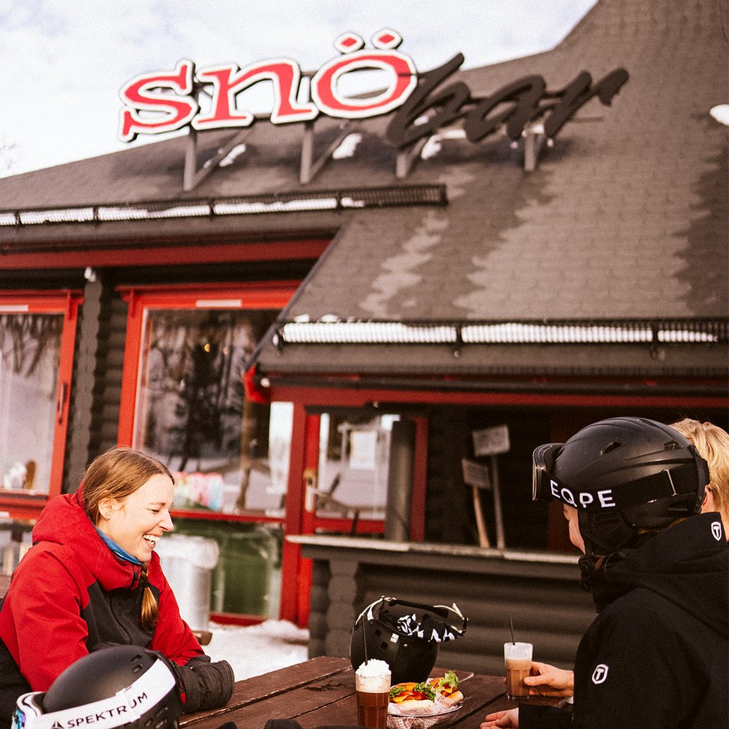 tre v&auml;nner &auml;ter lunch ute i Sn&ouml;baren