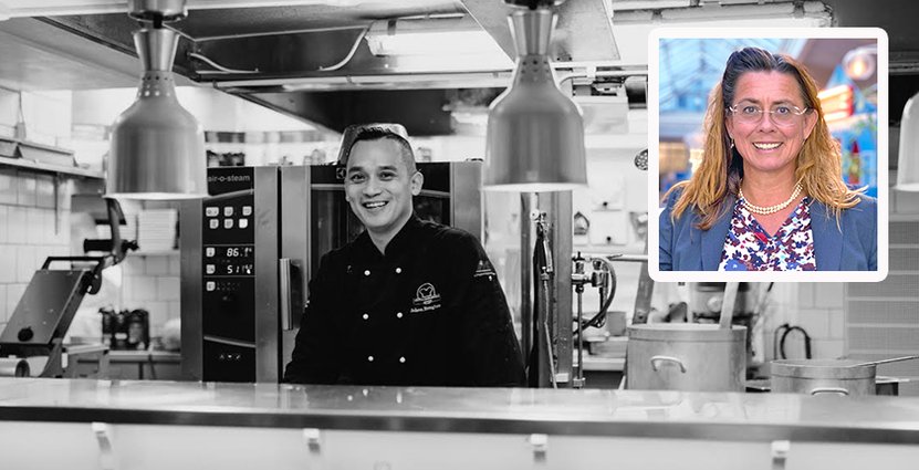 Svenska Kockars Förening och Campus Ljungby har startat ett kompetensutvecklingsprojekt. På bilden: Maria Holmén, vd, Campus Ljungby och kocken Johan Bengtsson. Foto: Alexander Hall/Amanda Nordh