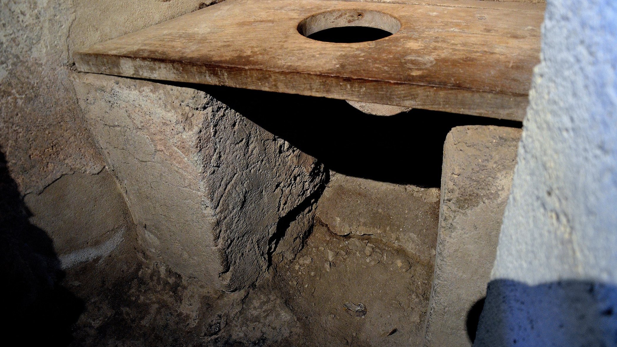 Toaletterna i Pompejis privathus var inte knutna till avloppsnätet. I stället hade man ofta en tunna under eller ett djupt schakt, en så kallad sjunkbrunn, ned i den porösa berggrunden. Här en sådan toalett i stadens största bordell. Foto: Carole Raddato/Wikimedia Commons