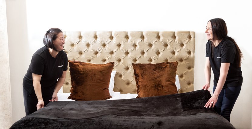 Ulana och Natalija är två av N-Cleans städhjältar på Blue Hotel. ”Personalen är allt för oss”, säger Jyrki Sahamies, regionchef Stockholm på N-Clean. Foto: Solna Fotostudio