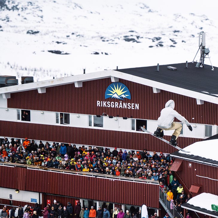 A competitor making a big jump on the Pelican Flight in Riksgränsen