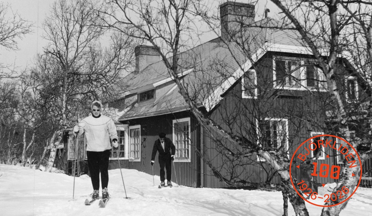 svartvitt foto p&aring; Gammelg&aring;rden med tv&aring; skid&aring;kare, troligtvis 1940-tal