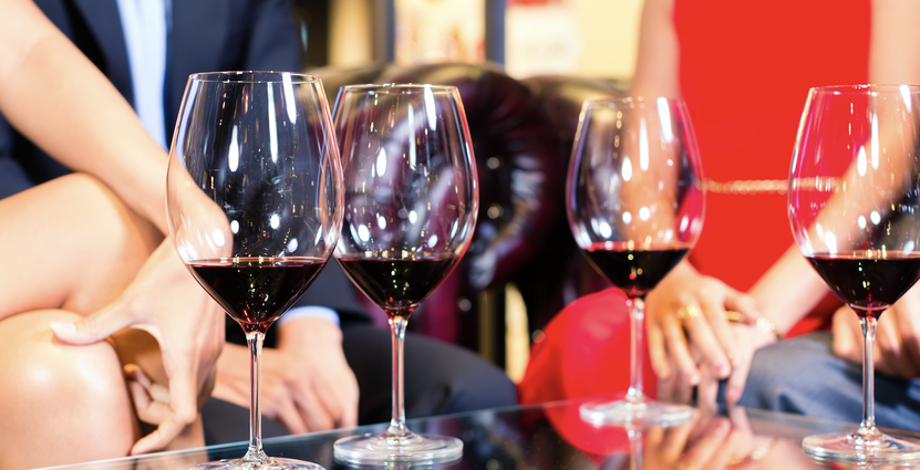 Förbudet mot att servera alkohol efter klockan 22 kan förlängas. FOTO: Colourbox