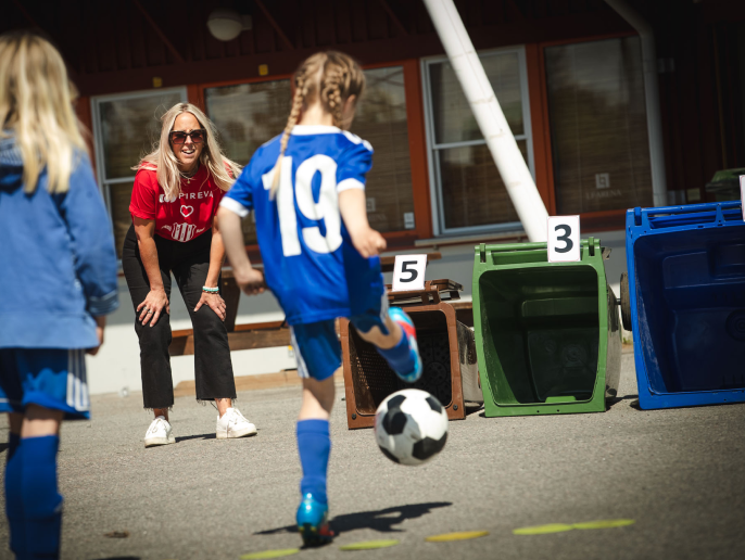 Pirevas medarbetare och fotbollsspelare under Återvinnaren 2025.