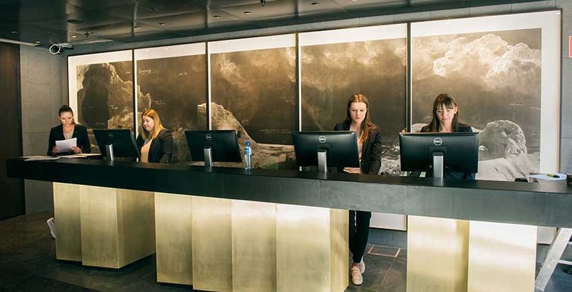 Redo för service på At Six. Det omskrivna premiumhotellet har öppnat sin reception.  