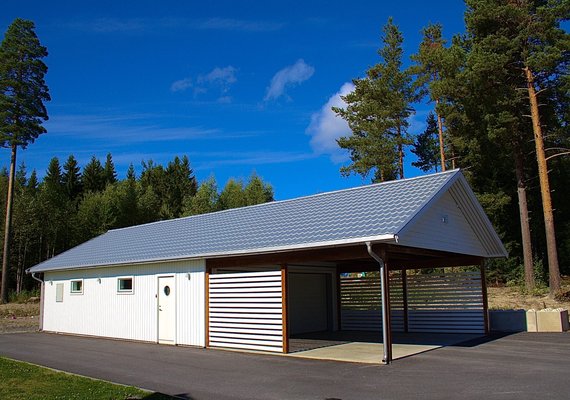 Stort garage med Carport