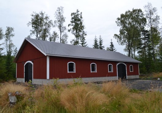Beautiful large barn with double archway doors