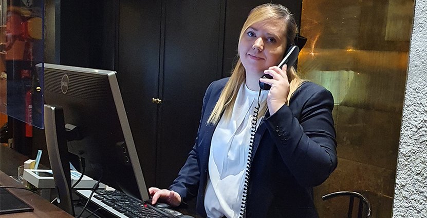 Kocken Sandra Jönsson har börjat jobba i receptionen under pandemin.  Foto: Privat