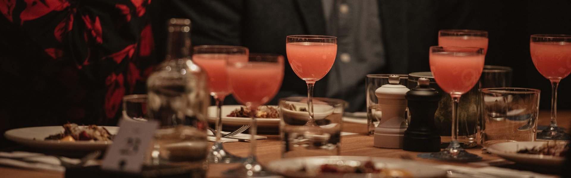 Cocktails och mat på ett middagsbord i restaurang Southside