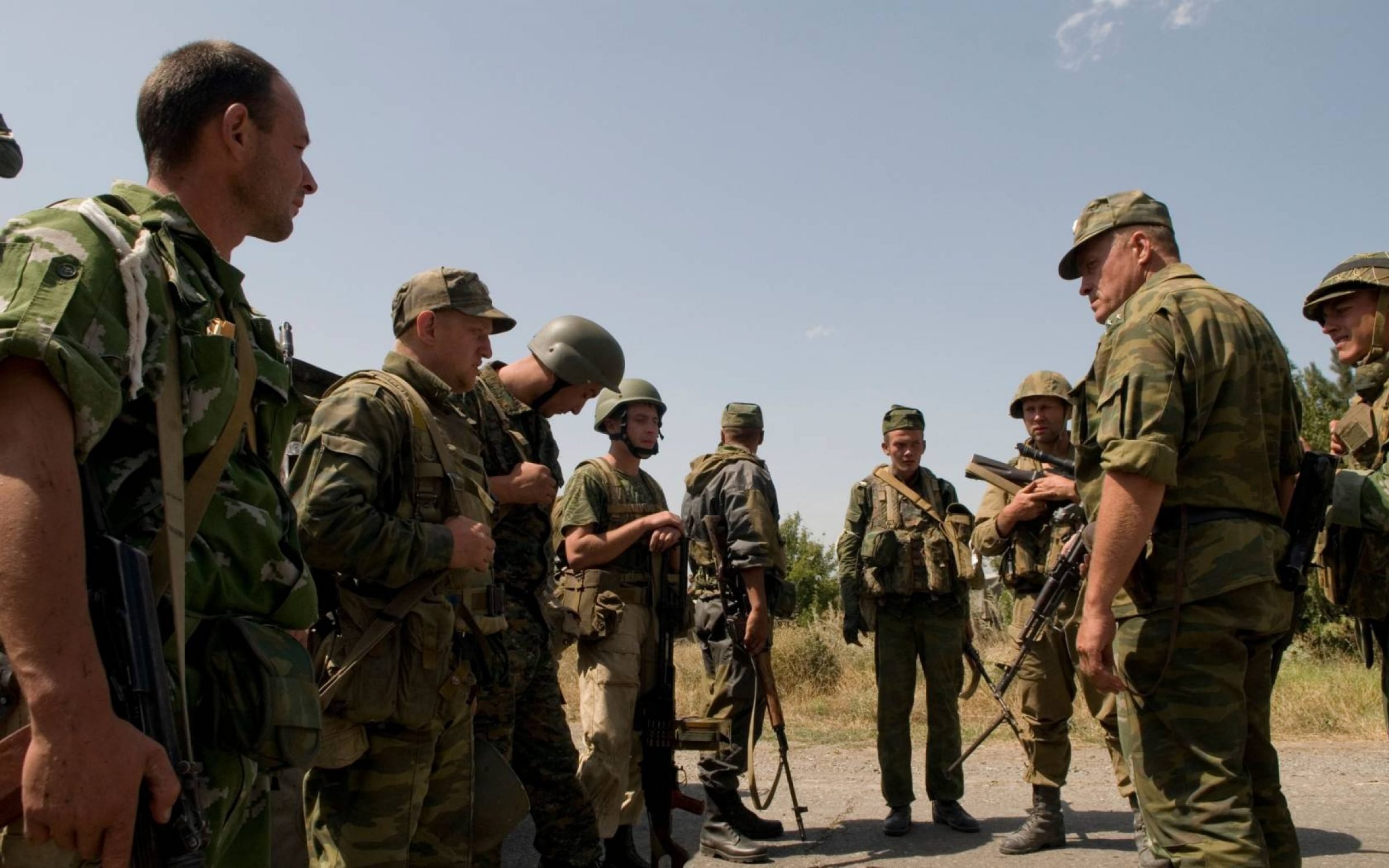 Russian soldiers receive instructions from their commander before entering the city Gori, during the Russo-Georgian War August 2008. Credit: Eddie Gerald / Alamy Stock Photo.