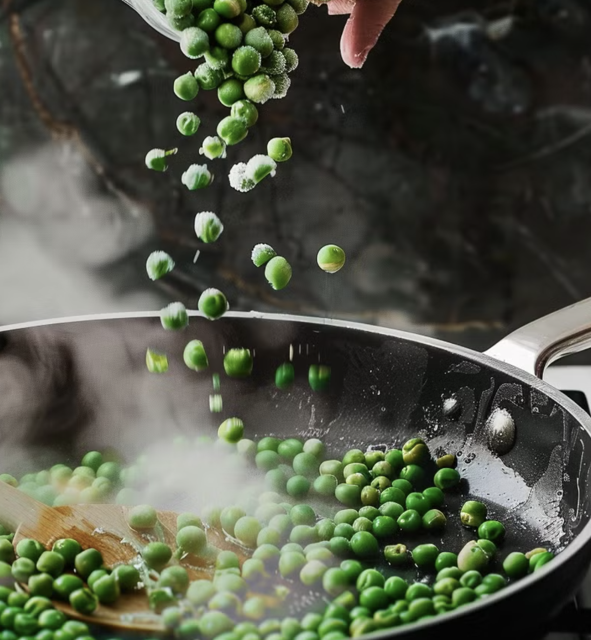 ärtor hälls i en stekpanna