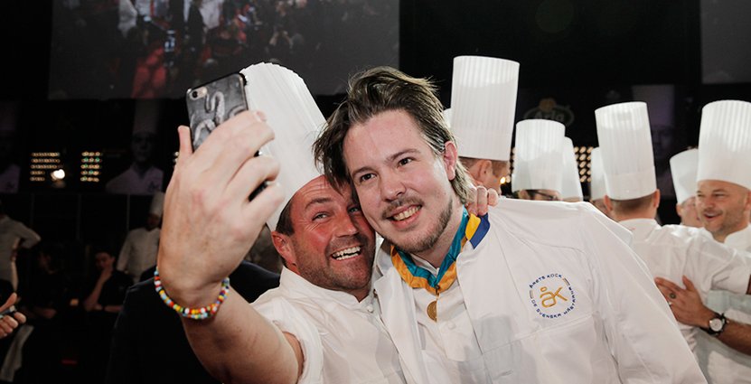 Låt oss ta en selfie! Årets Kock 2001, Christian Hellberg stjäl en fotostund. 