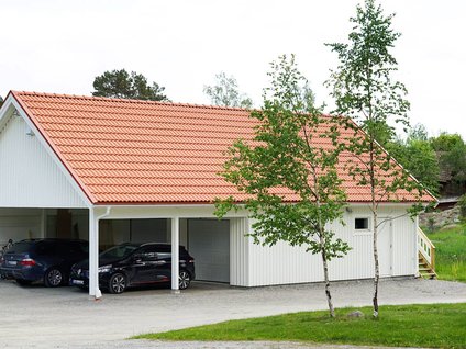 Lundqvistgarage med carport och rymligt loft.