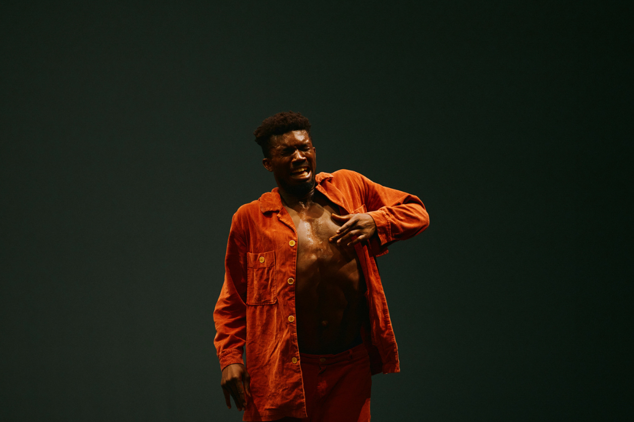 Dansaren står på scen.