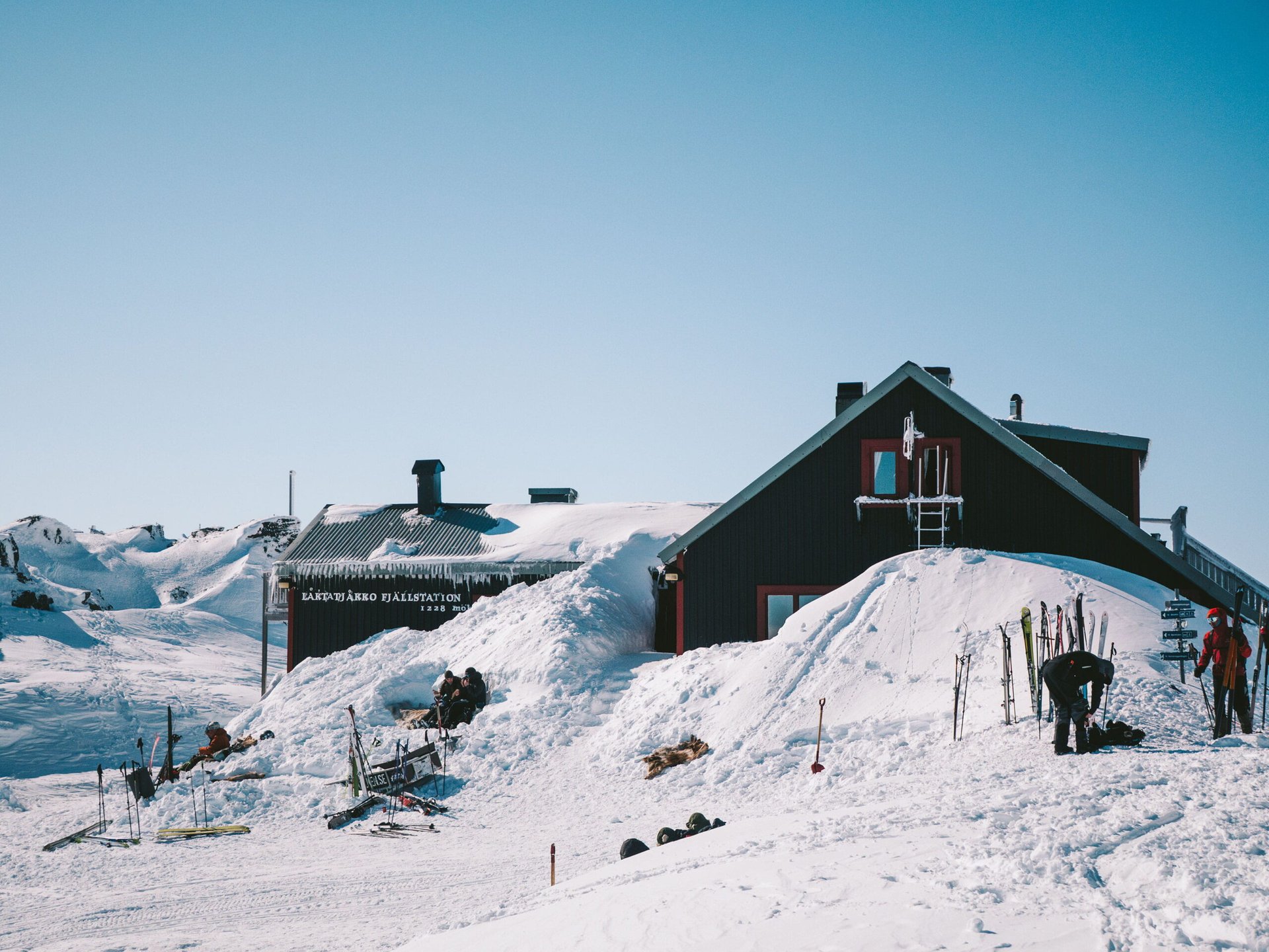 L&aring;ktatj&aring;kko fj&auml;llstation en solig dag