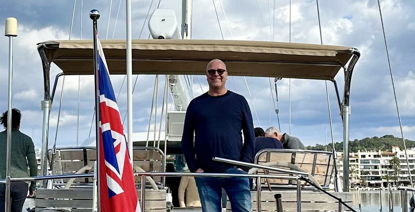Pelle Lydmar ombord på segelbåten som ska ta honom och familjen jorden runt. Foto: Privat
