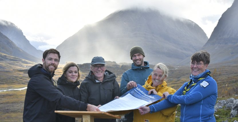 Kebnekaiseprotokollet signeras under Klimattoppmöte Kebnekaise.  FOTO: Mikael Drackner