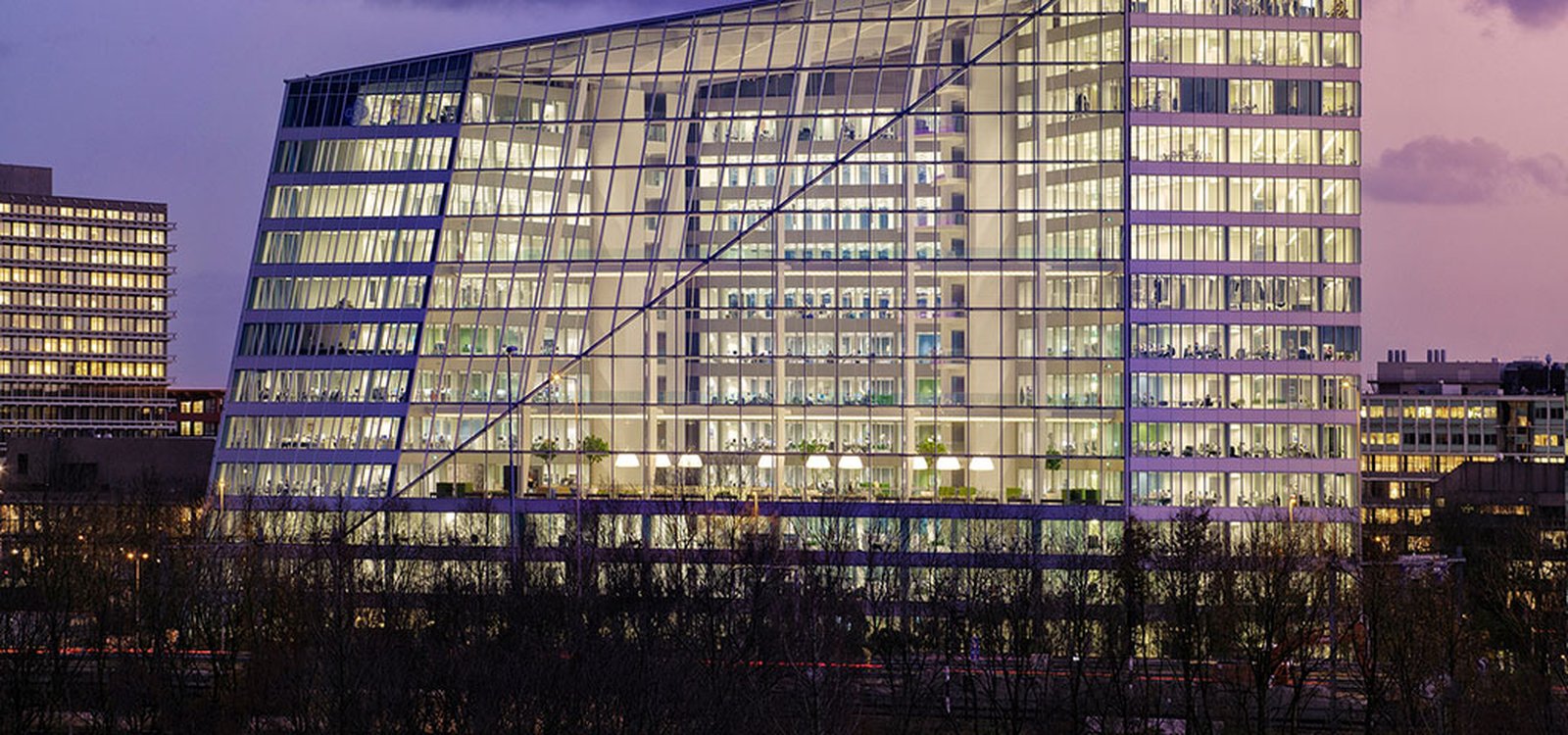 <p>“The Edge” (“El filo”), en Amsterdam, fue considerado “el Edificio de Oficinas Más Sostenible del Mundo” en 2014. </p>
