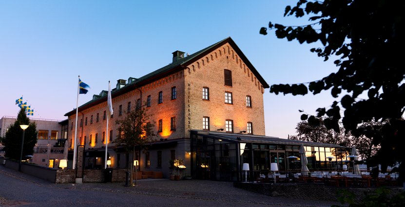 Det råder skriande brist på sommarpersonal i besöksnäringen och nu förbereder sig Restaurang Sand i Båstad och andra krogar för att klara säsongen. 