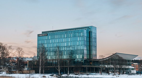 Hotellets fasad med snö i förgrunden