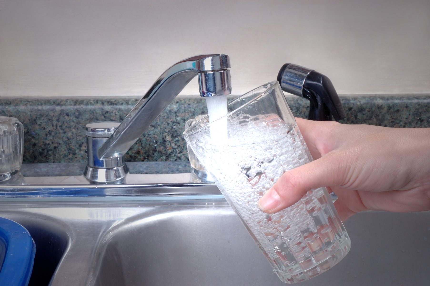 Vattenkran med vattenglas