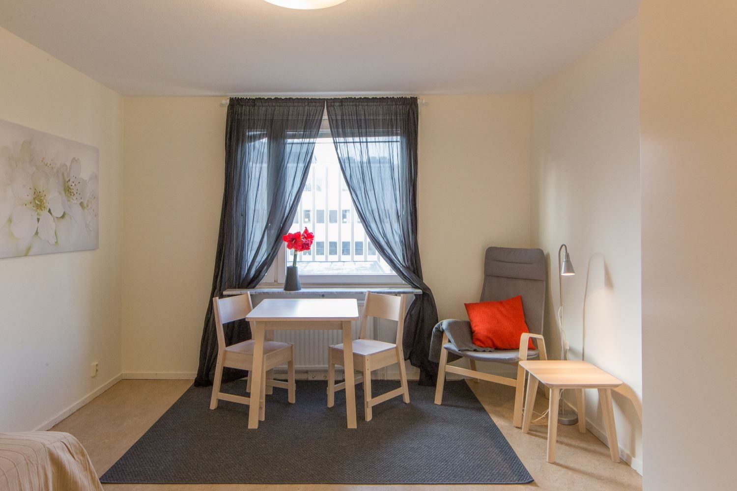 Studentroom with a table and chairs