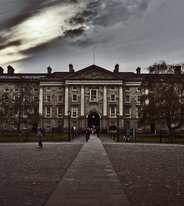 En guide till Dark academia - mörker och drama i universitetsmiljö