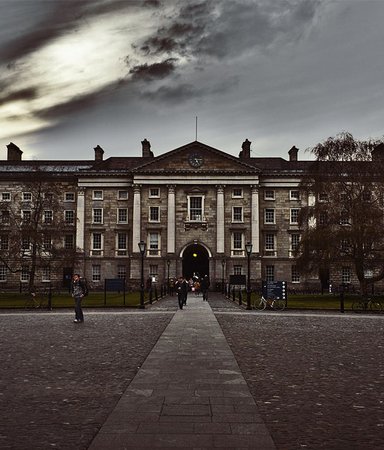 En guide till Dark academia - mörker och drama i universitetsmiljö