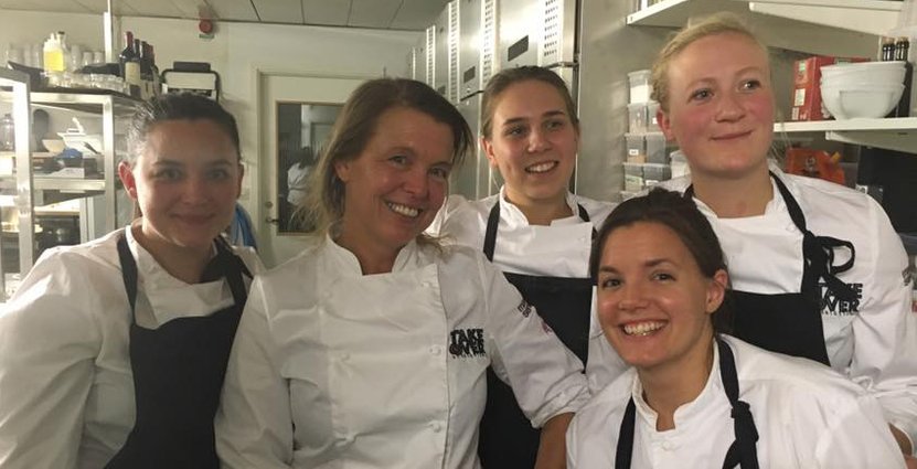 Action i köket. Linn Söderström (till vänster) och Lisa Lönner Pulkkinen (mitten) är grundarna till kocknätverket TakeOver. 