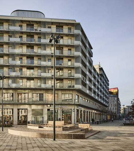 Likt jätten Atlas, en av de första gudarna som fick uppgiften att bära himlen på sina axlar, bär de stadiga byggnaderna upp livet.