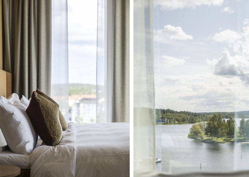 S&auml;ng med dekorkuddar och utsikten fr&aring;n ett superiorrum